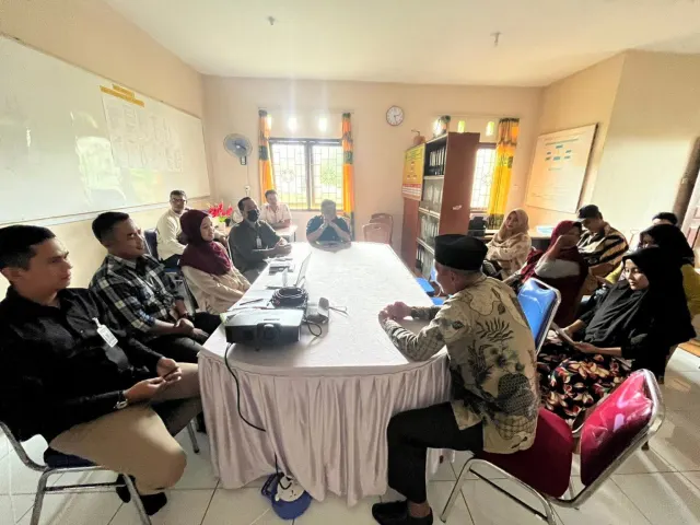 BRK SYARIAH LINGGA dan DISPERINDAGKOP UKM LINGGA Kolaborasi Sosialisasi QRIS di Desa Wisata