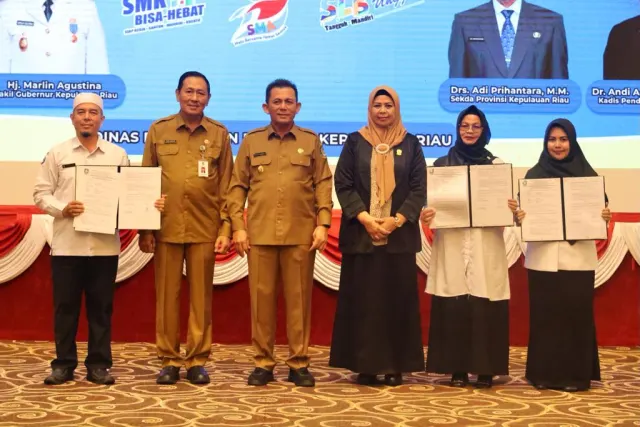 Gubernur Ansar Serahkan Surat Perjanjian Kontrak Guru Non-ASN SMAN, SMKN dan SLBN Untuk Wilayah Bintan dan Tanjungpinang