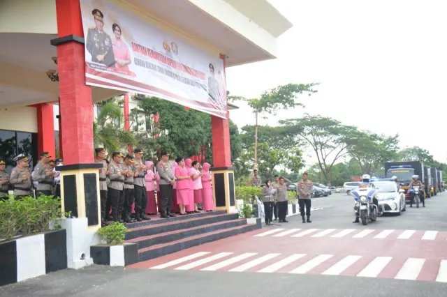 Kapolda Kepri Lepas Keberangkatan Bantuan Bencana Tanah Longsor di Serasan