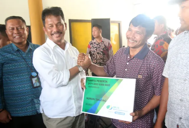 434 Nelayan Kecil Batam Terima Kartu Jaminan Sosial Ketenagakerjaan