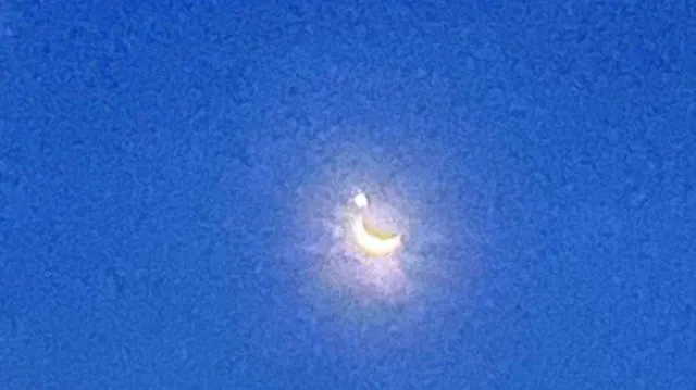 Fenomena Unik! Bulan dan Bintang Terlihat Berdekatan di Langit Kota Batam