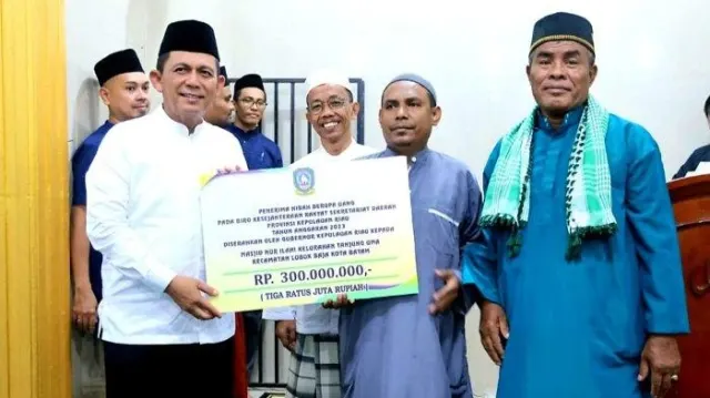 Gubernur Kepri Serahkan Bantuan Pemprov Kepri Sebanyak Rp 300 juta