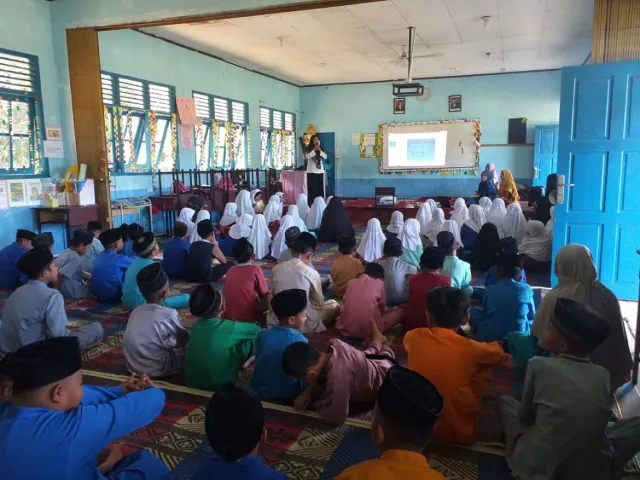Pengawas Ida Nuryati Monitoring Pesantren Kilat di MIN Pangkil