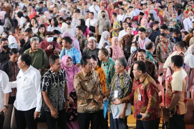 Gubernur Kepri Serahkan Insentif Kepada 1.791 Guru di Kota Batam