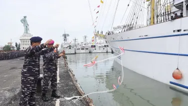 TNI AL Beri Kesempatan Warga Batam Lihat Lebih Dekat Kapal KRI Bima Suci