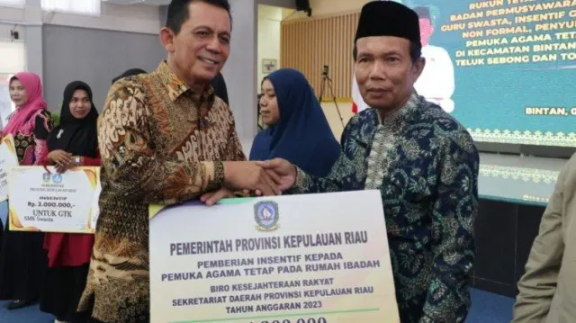 Gubernur Kepri Serahkan Berbagai Bantuan di Bintan