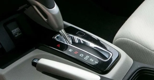 Tips Aman Mengendarai Mobil Matic Saat Hadapi Kemacetan di Tanjakan