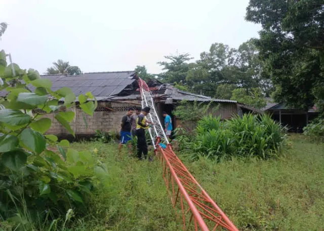 Cuaca Ekstrem Melanda Tanjungpinang, Tower Tumbang Timpa Asrama Polisi