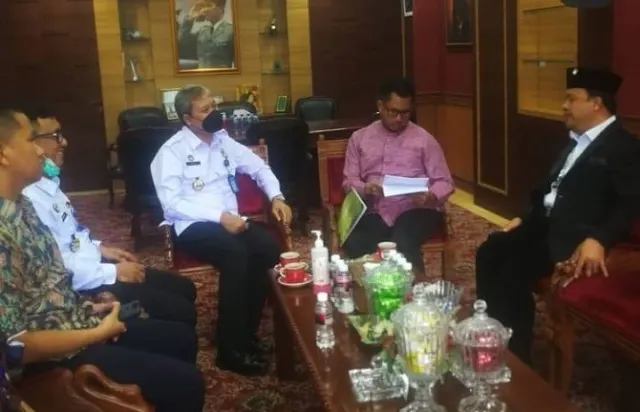 Kepala Imigrasi Klas I Khusus Batam, Ismoyo bersama jajarannya melaksanakan kunjungan silaturahmi dengan Ketua DPRD Kota