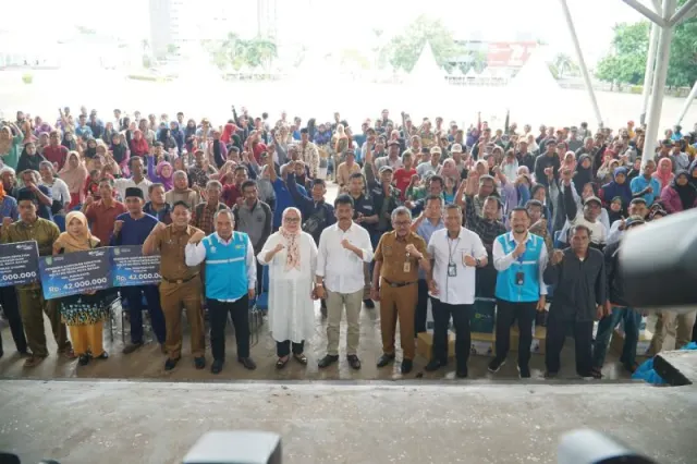 PLN Batam Serahkan Ribuan Bantuan Paket Sembako ke Nelayan Tradisional