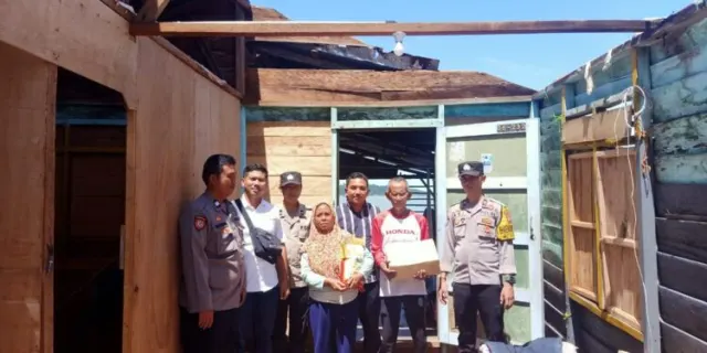Korban Puting Beliung Terima Bantuan dari Polisi