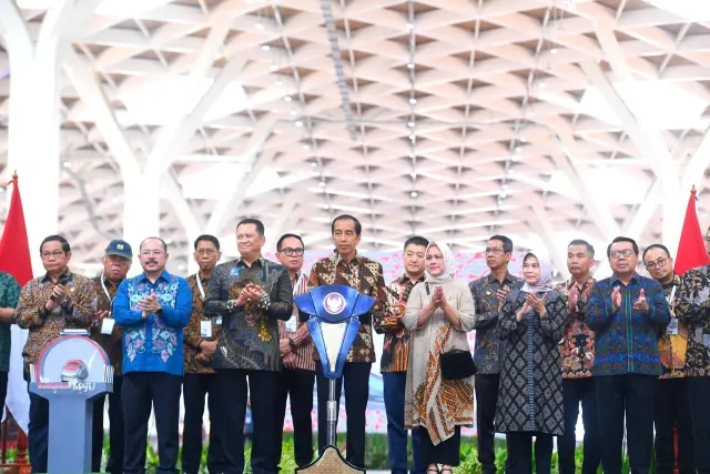 Jokowi Resmikan Operasional Kereta Cepat Whoosh