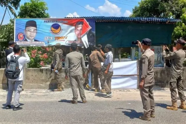Langgar Aturan, Bawaslu Kepri Copot Ribuat Spanduk Caleg di Tanjung Pinang